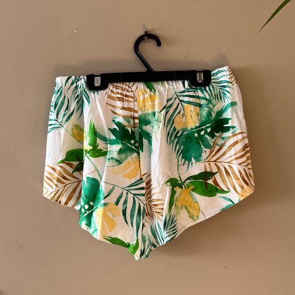 Gianni Bini White with Green/Yellow/Brown Tropical Print Shorts - Picture 12 of 15